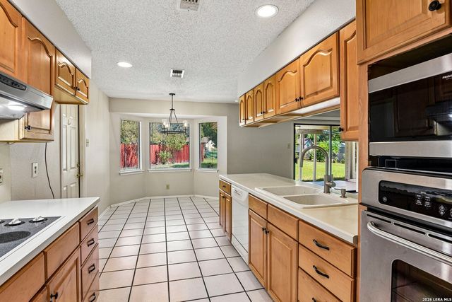 8714 MIDCROWN DR, Windcrest, TX 78239