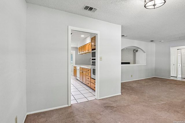 8714 MIDCROWN DR, Windcrest, TX 78239