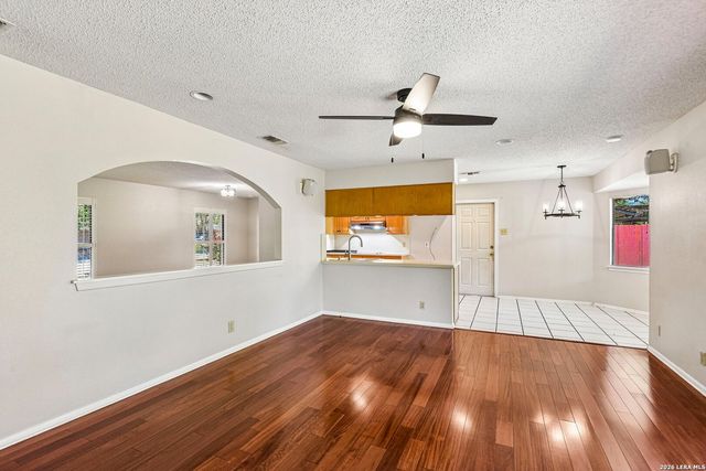 8714 MIDCROWN DR, Windcrest, TX 78239