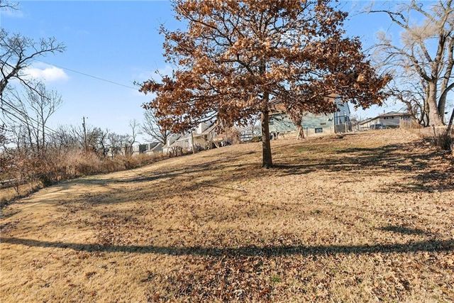 7703 E 50th Street, Kansas City, MO 64129