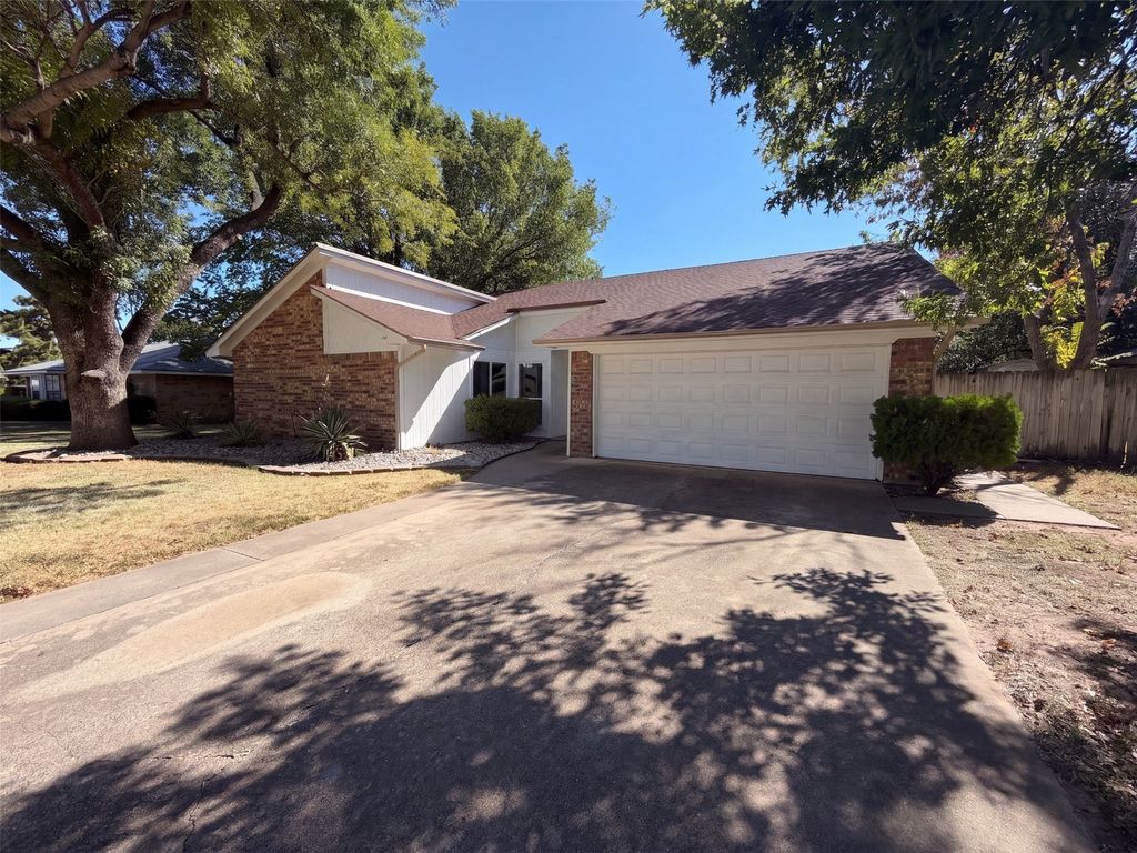 1208 Hillcrest Drive, Euless, TX 76039 — exterior