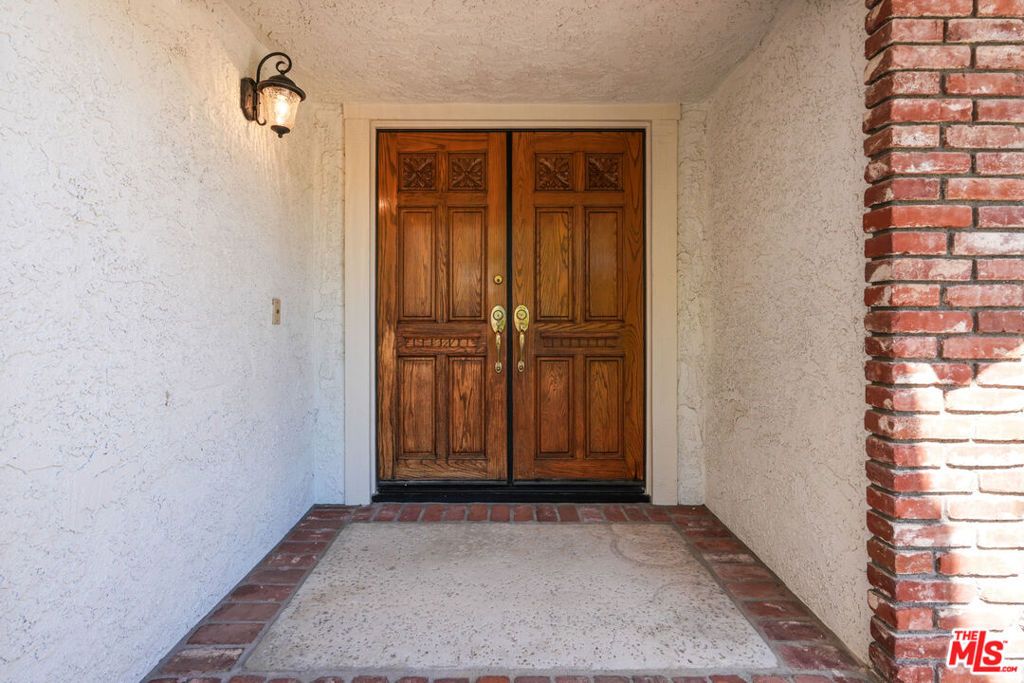 2440 Flintridge Drive, Glendale, CA 91206 — photo 2