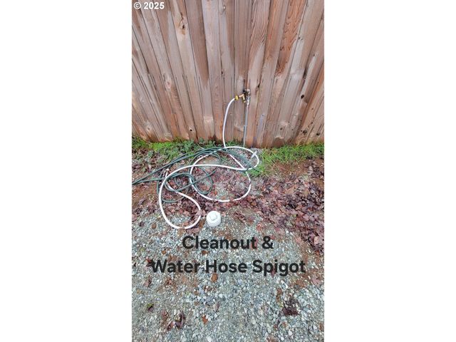 123 Peacock Ln, Myrtle Creek, OR 97457