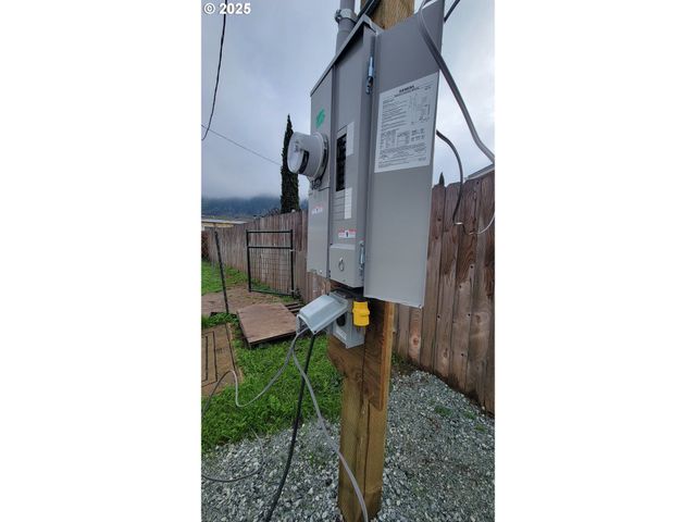 123 Peacock Ln, Myrtle Creek, OR 97457