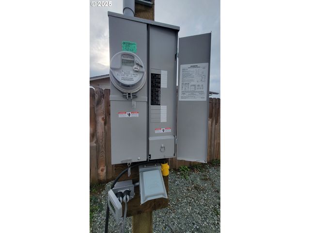 123 Peacock Ln, Myrtle Creek, OR 97457