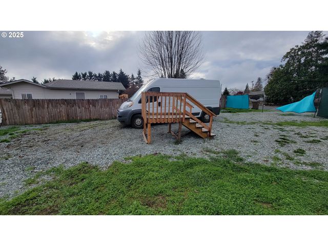 123 Peacock Ln, Myrtle Creek, OR 97457