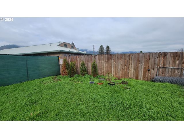 123 Peacock Ln, Myrtle Creek, OR 97457