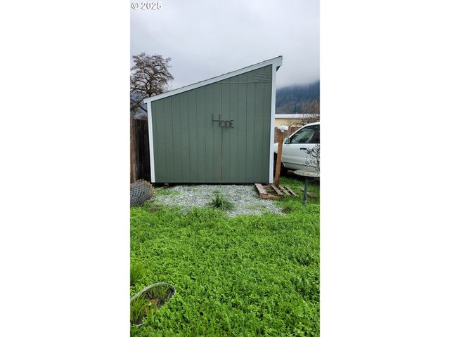 123 Peacock Ln, Myrtle Creek, OR 97457