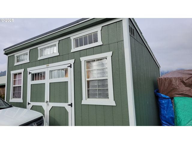 123 Peacock Ln, Myrtle Creek, OR 97457