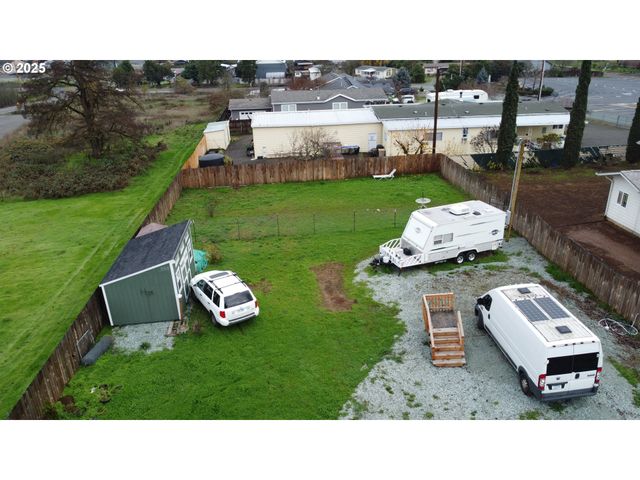 123 Peacock Ln, Myrtle Creek, OR 97457