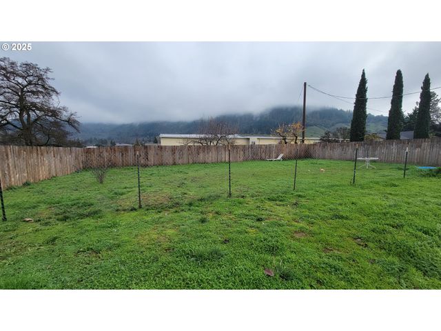 123 Peacock Ln, Myrtle Creek, OR 97457
