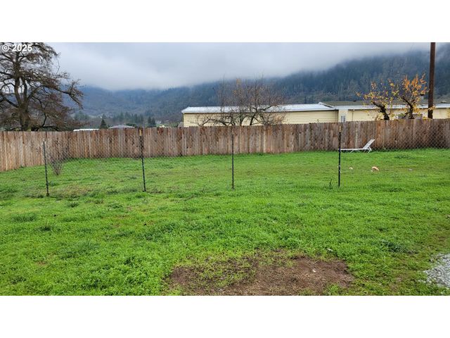 123 Peacock Ln, Myrtle Creek, OR 97457