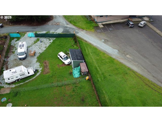 123 Peacock Ln, Myrtle Creek, OR 97457