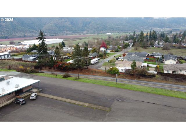 123 Peacock Ln, Myrtle Creek, OR 97457