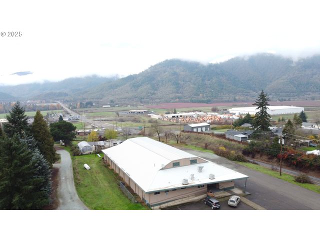 123 Peacock Ln, Myrtle Creek, OR 97457