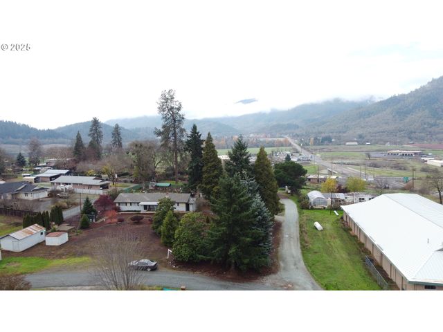 123 Peacock Ln, Myrtle Creek, OR 97457