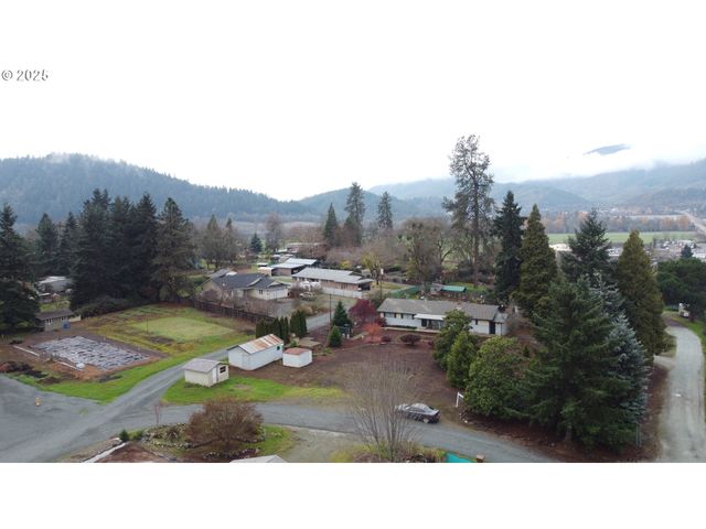 123 Peacock Ln, Myrtle Creek, OR 97457