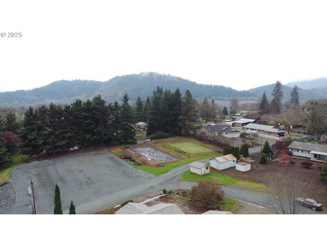 123 Peacock Ln, Myrtle Creek, OR 97457