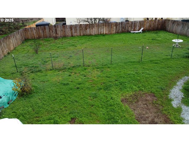 123 Peacock Ln, Myrtle Creek, OR 97457