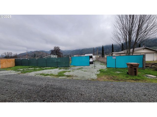 123 Peacock Ln, Myrtle Creek, OR 97457