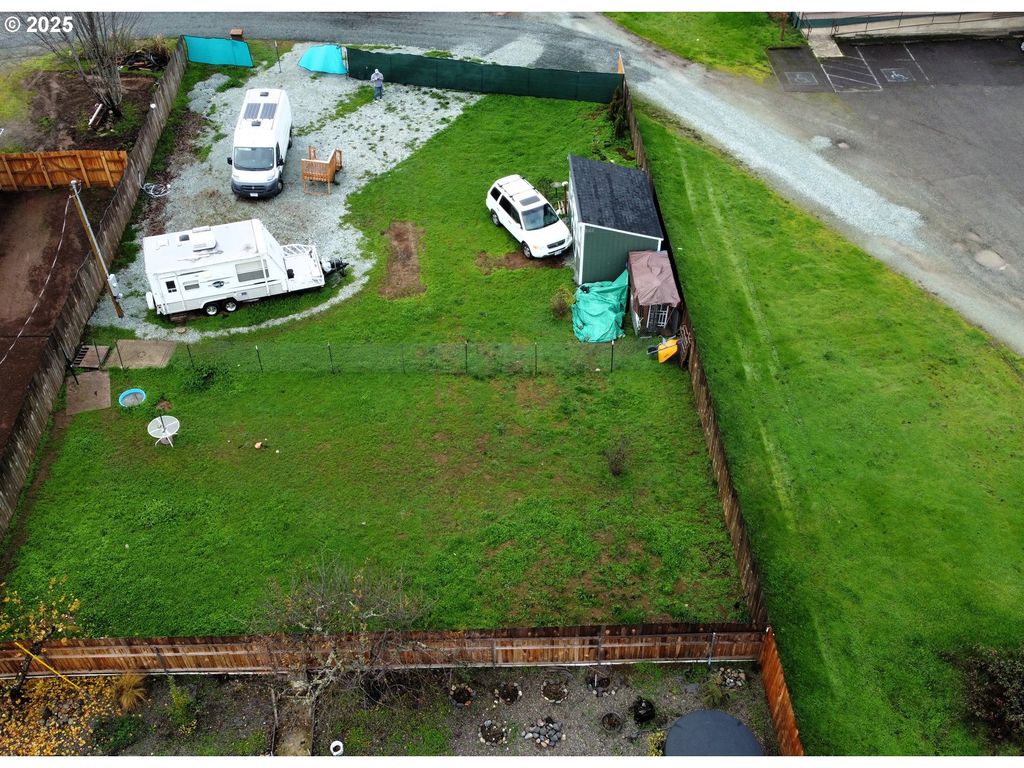 123 Peacock Ln, Myrtle Creek, OR 97457