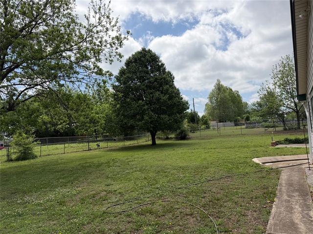 324 S Main Street, Mcloud, OK 74851