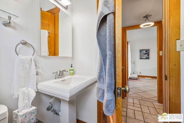 587 S Calle Ajo, Palm Springs, CA 92264