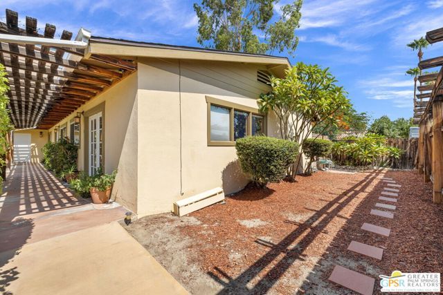 587 S Calle Ajo, Palm Springs, CA 92264