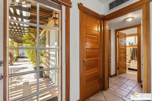 587 S Calle Ajo, Palm Springs, CA 92264