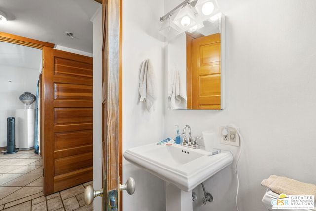 587 S Calle Ajo, Palm Springs, CA 92264