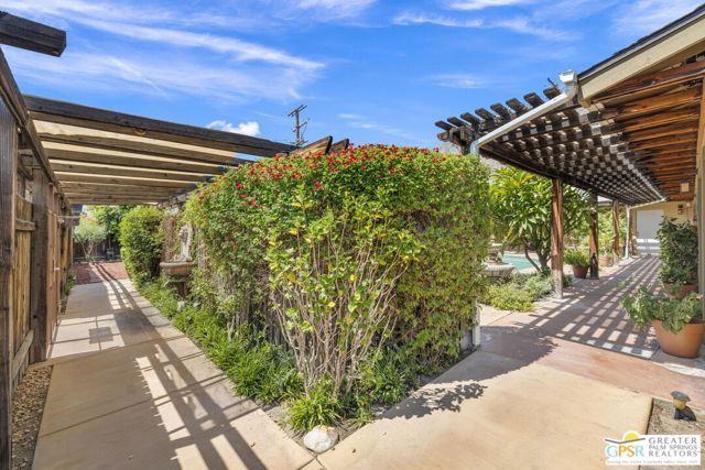 587 S Calle Ajo, Palm Springs, CA 92264