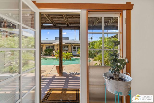 587 S Calle Ajo, Palm Springs, CA 92264