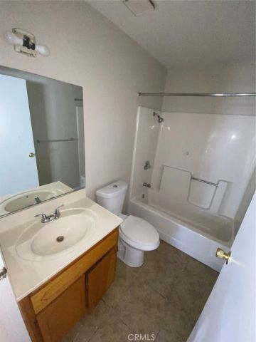 21061 Nisqually Road C, Apple Valley, CA 92308