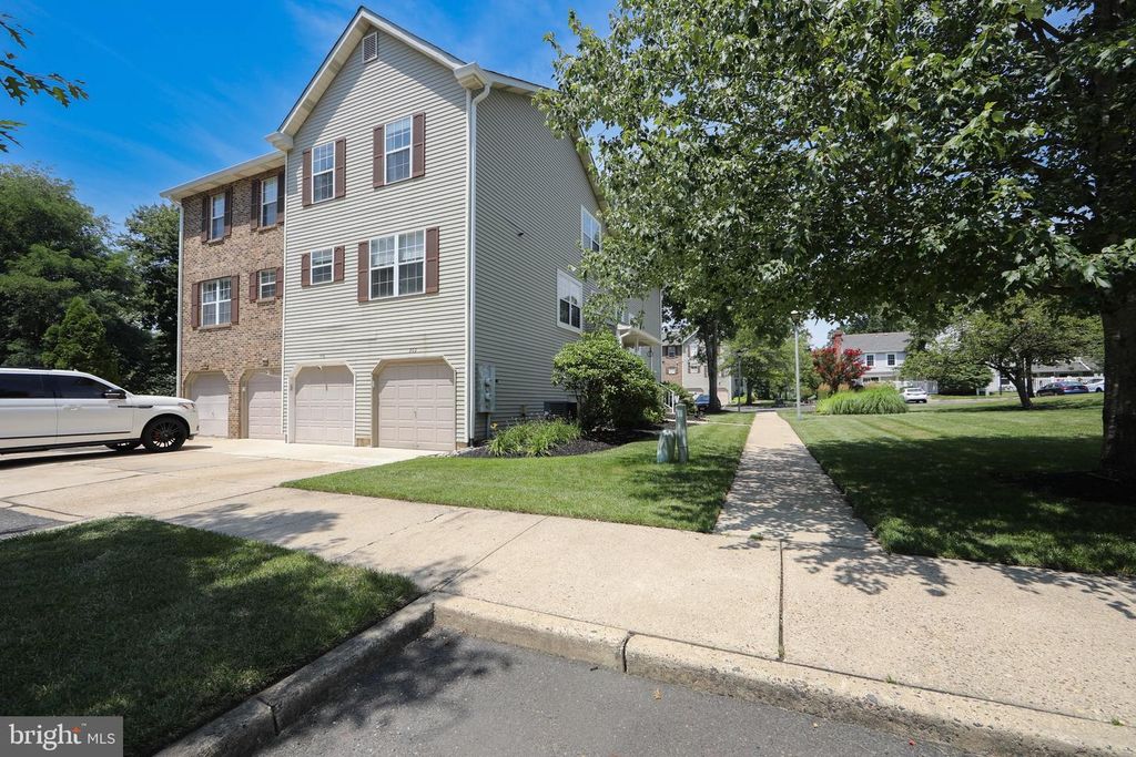 202 ASHBY CT, Mount Laurel, NJ 08054