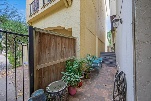 1821 W 24th Street, Houston, TX 77008