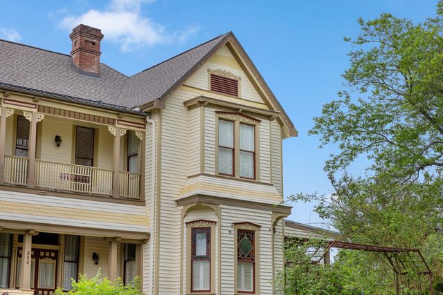 209 E Fannin Street, La Grange, TX 78945