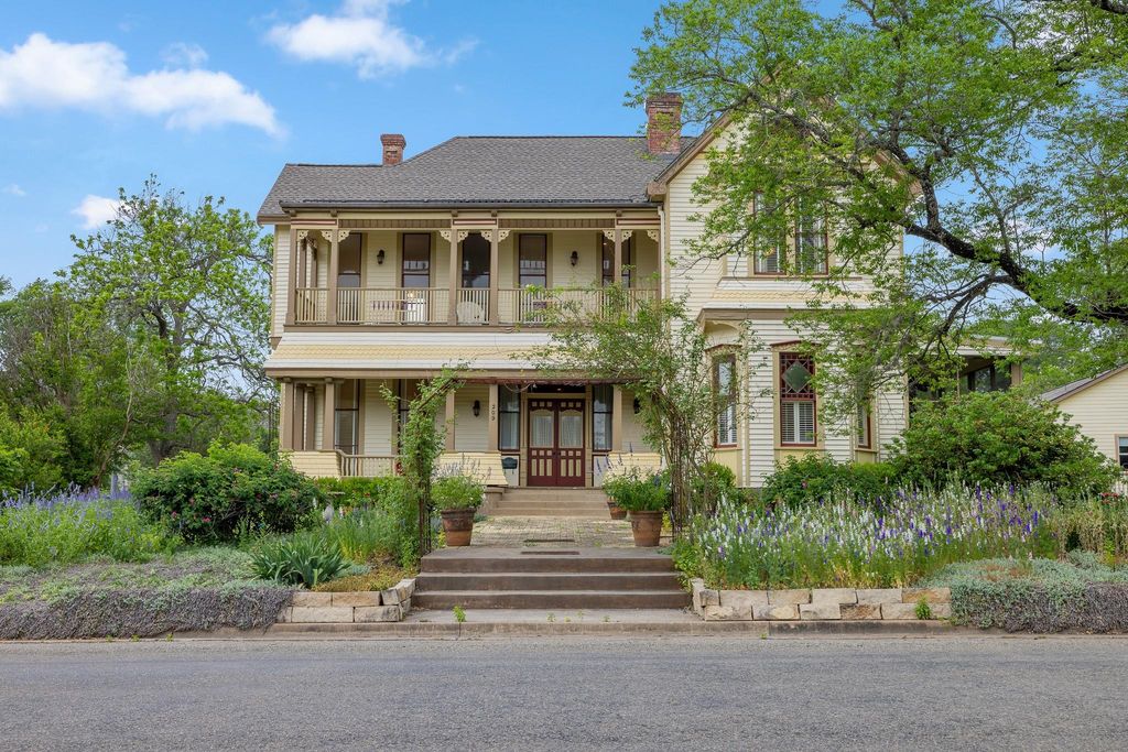 209 E Fannin Street, La Grange, TX 78945