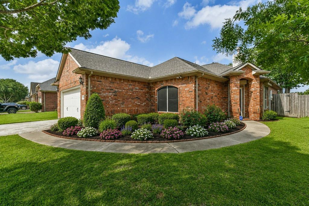 4055 Bentwood Drive, Dickinson, TX 77539