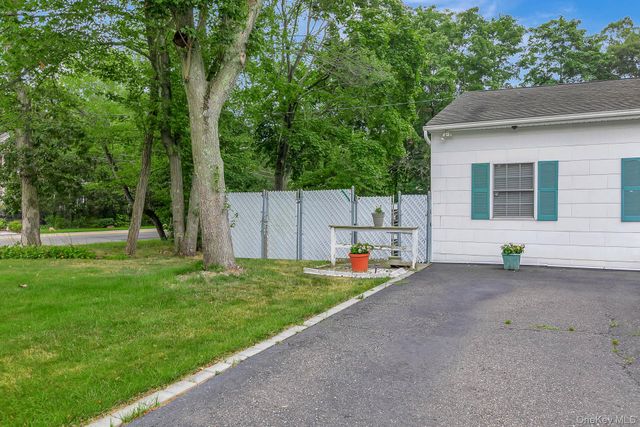 4 Brooktree Court, Bohemia, NY 11716