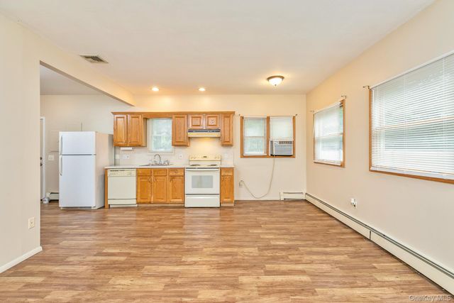 4 Brooktree Court, Bohemia, NY 11716