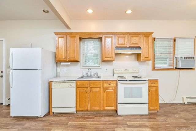 4 Brooktree Court, Bohemia, NY 11716