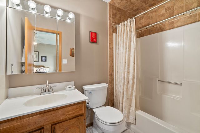 226 Carters Grove Dr, Richland, PA 15044