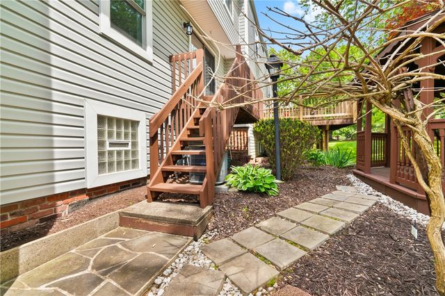 226 Carters Grove Dr, Richland, PA 15044
