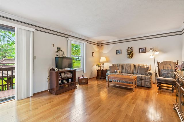 226 Carters Grove Dr, Richland, PA 15044