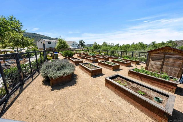 320 Satsuma Trail, Fallbrook, CA 92028