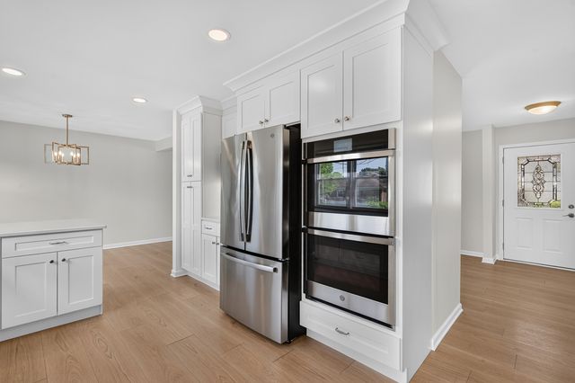 1829 W Catalpa Lane, Mount Prospect, IL 60056