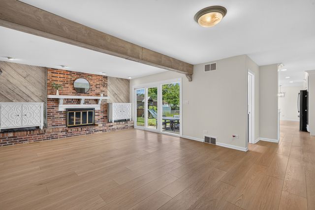 1829 W Catalpa Lane, Mount Prospect, IL 60056