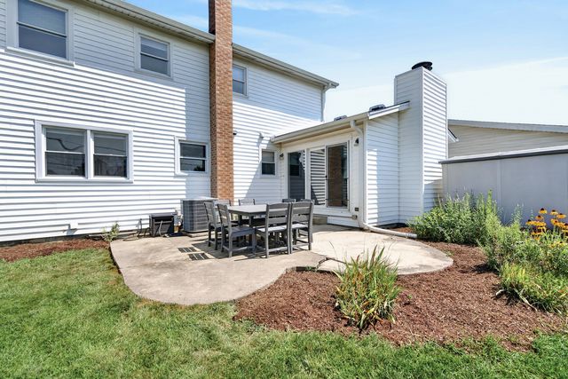 1829 W Catalpa Lane, Mount Prospect, IL 60056