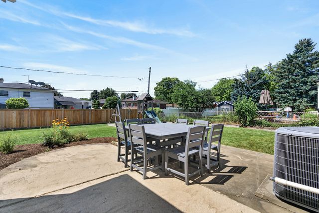 1829 W Catalpa Lane, Mount Prospect, IL 60056