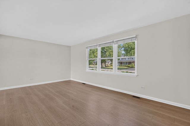 1829 W Catalpa Lane, Mount Prospect, IL 60056